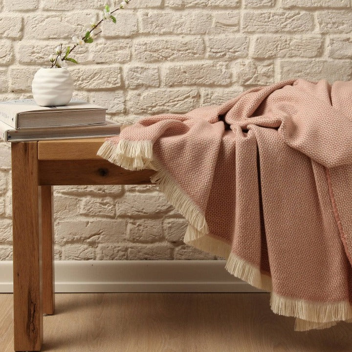 Isaac Triangle Casual Soft Throw, Pink, 140x190 cm Throws sazy.com