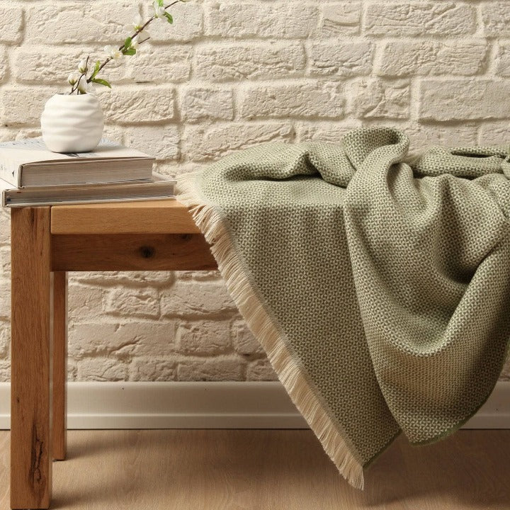 Isaac Triangle Casual Soft Throw, Green, 140x190 cm Throws sazy.com